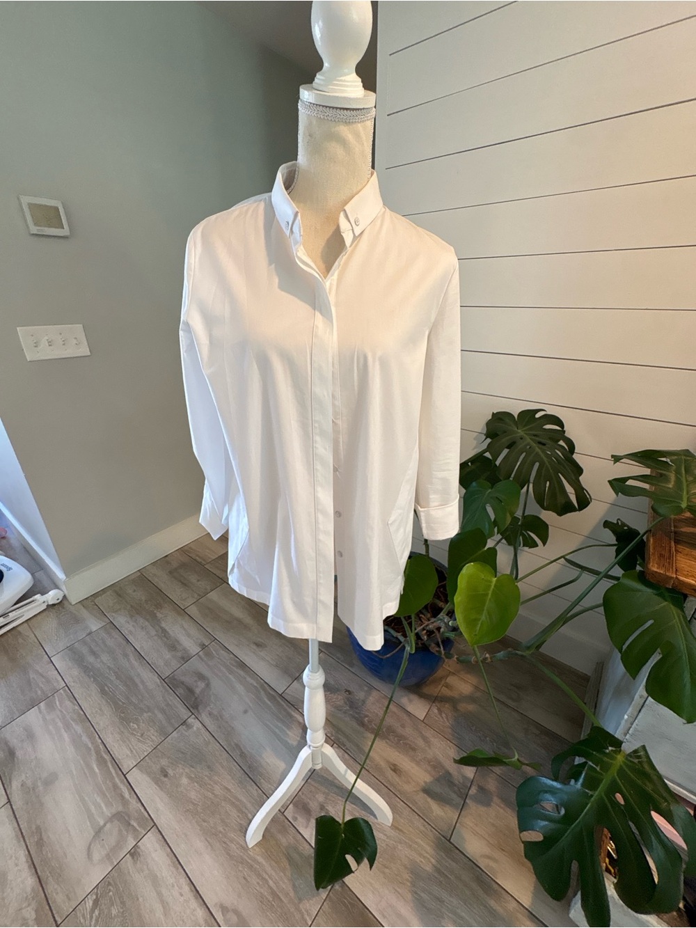 Elie Tahari women’s White Button-Down Shirt size small